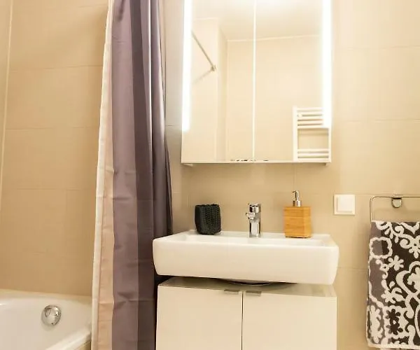 Cozy & Cool * 5 Min To Center Apartment